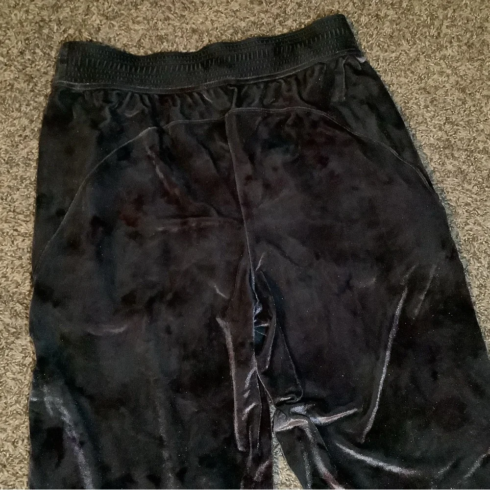 Lululemon athletica velour wide leg pants, gray w/multicolored design, size: 8 - Picture 10 of 12